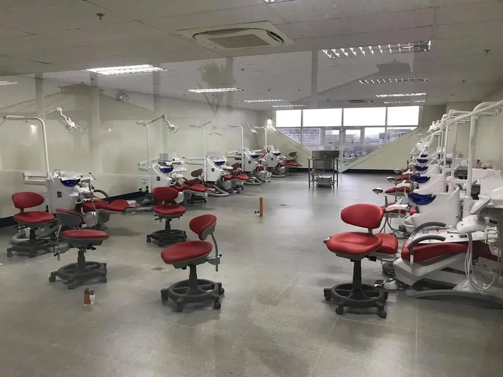Modern university clinic environment for live implant training